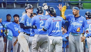 Delfines de La Guaira con este triunfo sigue estando a medio juego de diferencia de su más cercano Delfines de La Guaira con este triunfo sigue estando a medio juego de diferencia de su más cercano