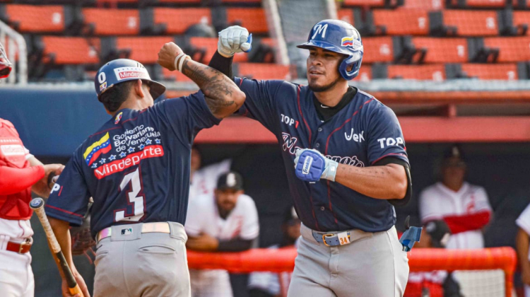 Edgardo Fermín luego de conectar jonrón en el estadio Don Antonio Herrera Gutiérrez de Barquisime Edgardo Fermín luego de conectar jonrón en el estadio Don Antonio Herrera Gutiérrez de Barquisime