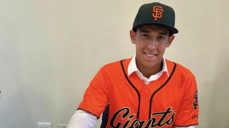 Luis Hernandez firma con los Gigantes