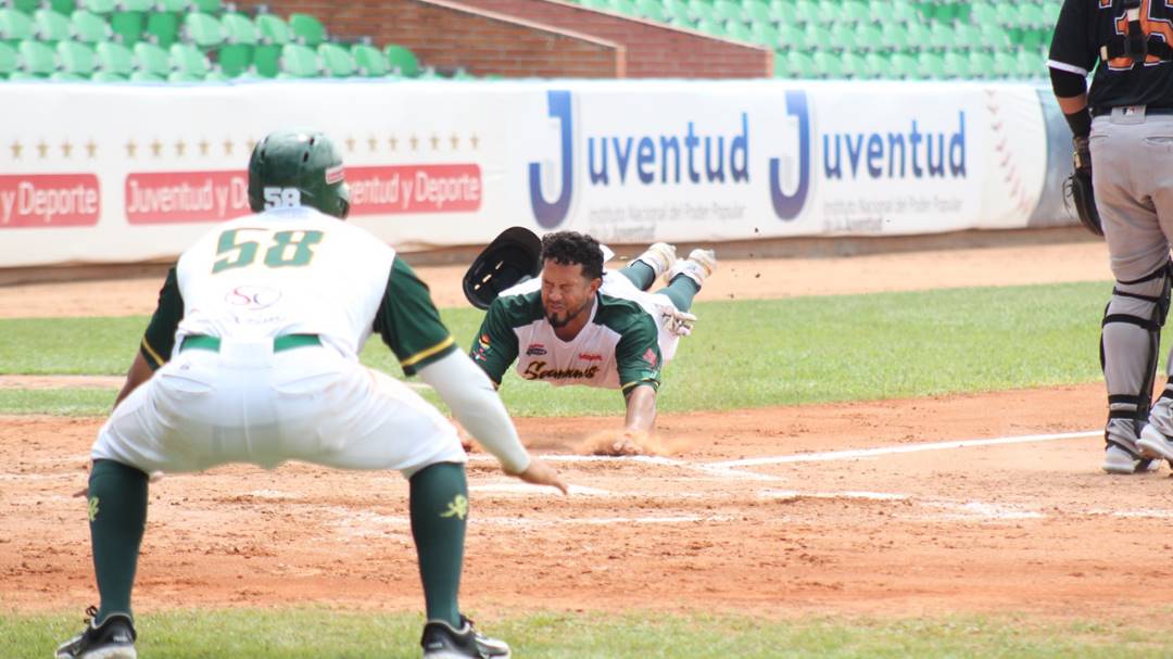 Yonathan Mendoza se vistió de héroe en triunfo de Samanes