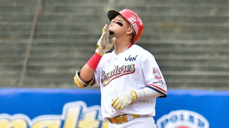Carlos Arroyo duplicó en el primer juego de temporada Carlos Arroyo duplicó en el primer juego de temporada