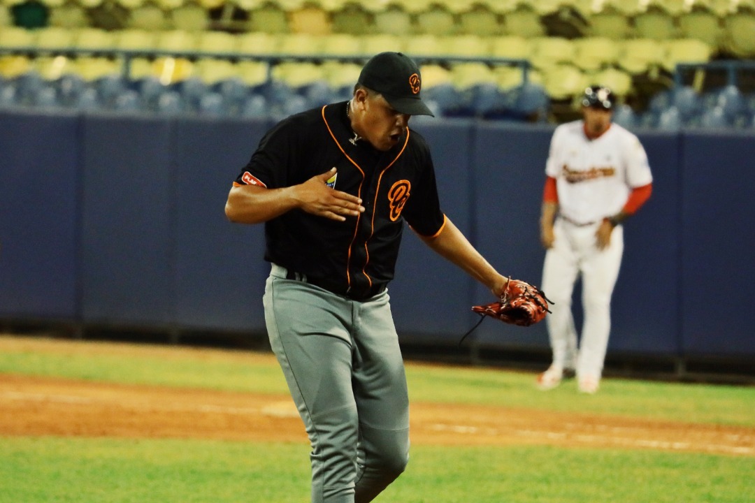 El bullpen y la ofensiva de Caciques guían la victoria