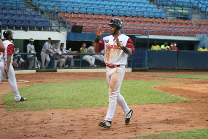 Samuel Delion anotando la tercera carrera del compromiso