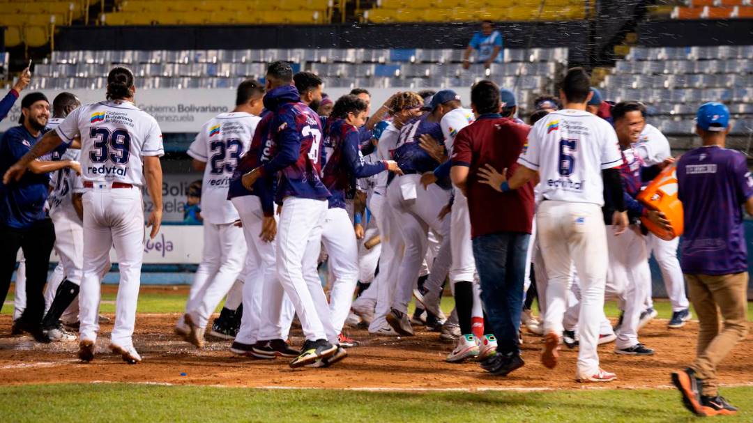 Dennis Ortega dejó tendido a Delfines con jonrón en extrainning