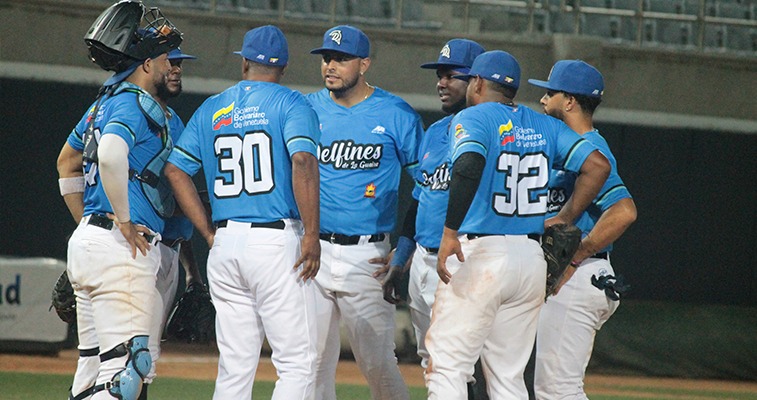 Delfines aguantó y ganó el duelo de bateo en Macuto