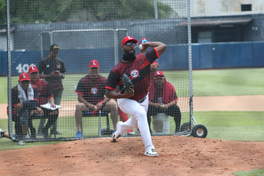 Robert Zarate en las practicas con Lideres de Miranda